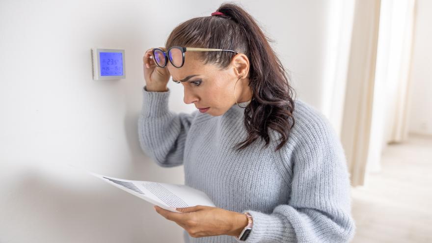 Eine Frau liest eine Energierechnung.