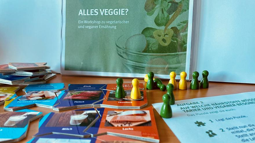 Materialien des Workshops "Alles Veggie?" liegen auf einem Tisch.