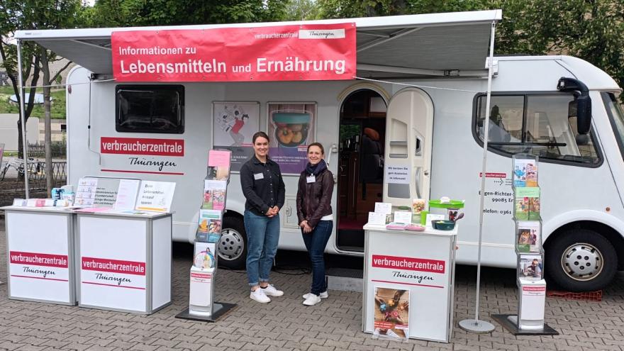 Das Infomobil der Verbraucherzentrale Thüringen steht bei einer Veranstaltung.