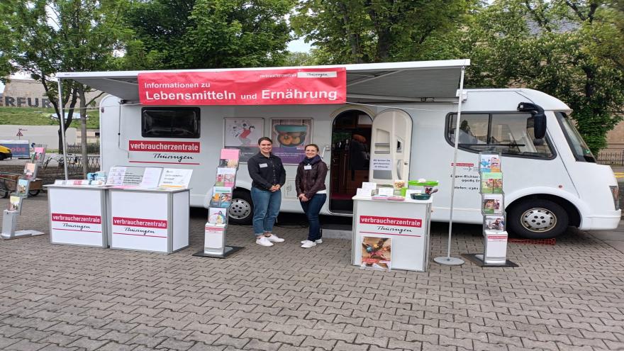 Das Infomobil der Verbraucherzentrale Thüringen steht bei einer Veranstaltung.