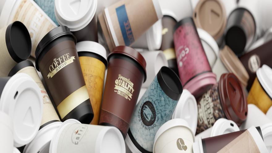 Viele Einweg-Kaffeebecher liegen auf einem Haufen.