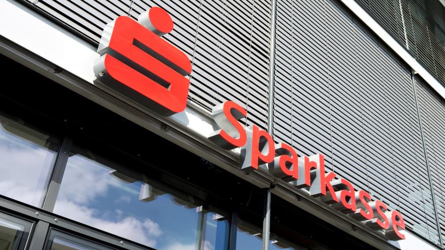 Das Sparkassen-Logo an einem Gebäude.