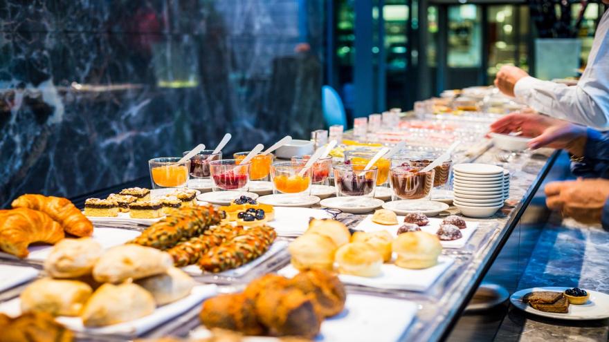 Ein Buffet in einem Hotel.