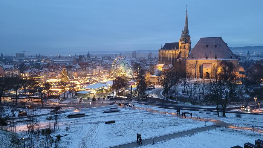Blick vom Petersberg in Erfurt auf Dom und St. Severi mit Weihnachtsmarkt.