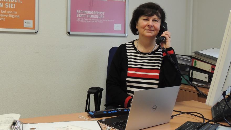 Verbraucherberaterin Silvia Georgi an ihrem Arbeitsplatz in der VBS Nordhausen.