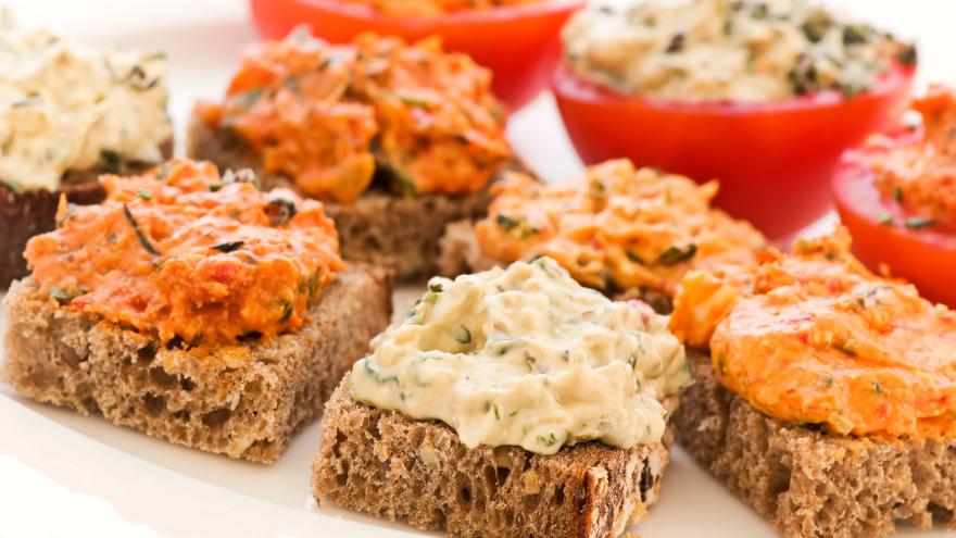 Brotstücke mit vegetarischen Aufstrichen