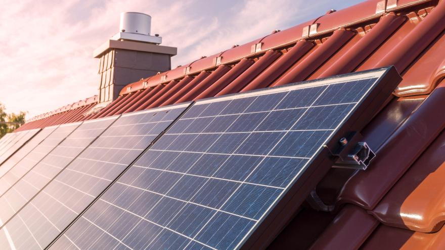 Photovoltaik-Module auf einem schrägen Hausdach.