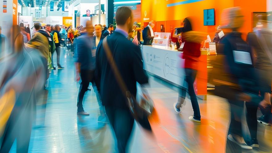Unscharfe Bewegung von Menschen auf einer Messe. 