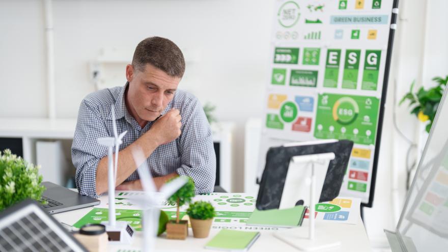 Mann mit kritischem und nachdenklichem Blick im Nachhaltigkeitskontext