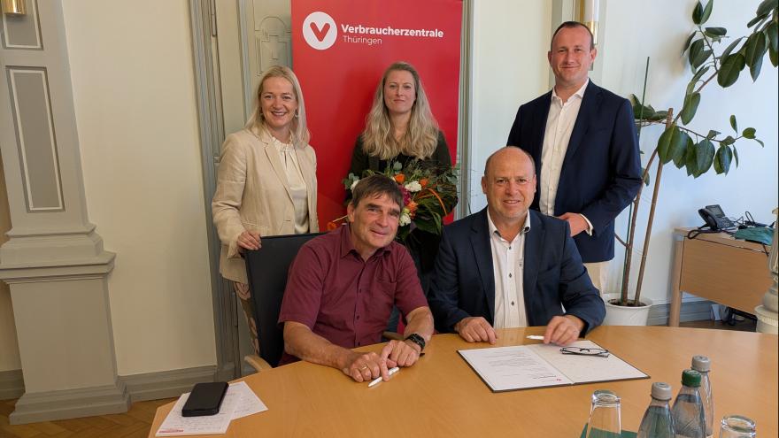 Verbraucherschutzministerin Beate Meißner, Verbraucherzentrale Thüringen Vorstand Dr. Ralph Walther und der Schleizer Bürgermeister Marko Bias (vordere Reihe) bei der Eröffnung der Beratungsstelle Schleiz, im Beisein Beraterin Christine ten Venne und Christian Herrgott, Landrat des Saale-Orla-Kreises.
