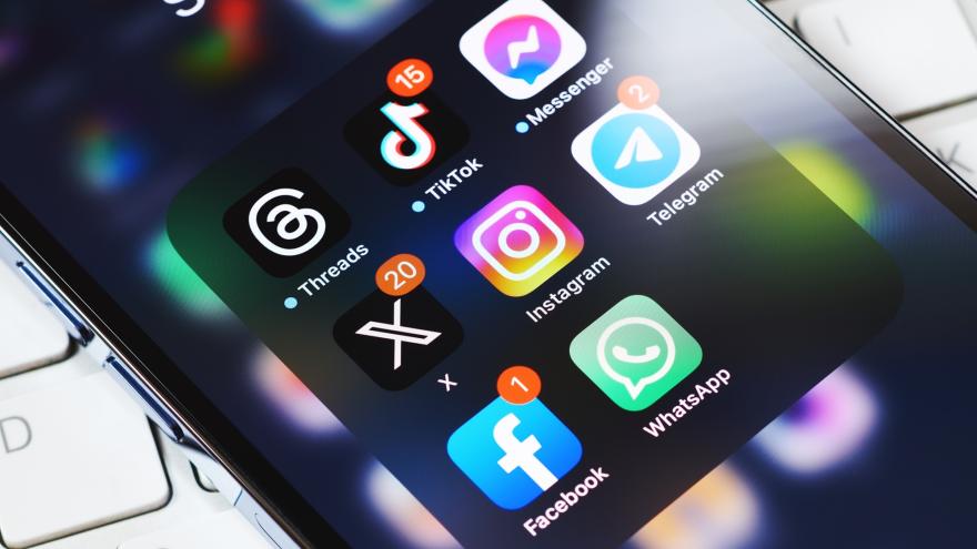 Ein Handy-Bildschirm zeigt verschiedene Apps von Meta an 