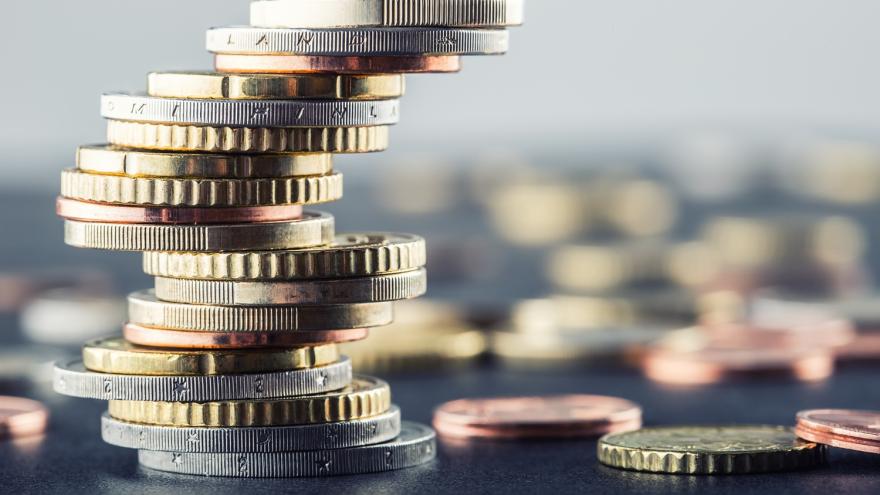 Ein Stapel Münzen liegt auf einem Tisch. 