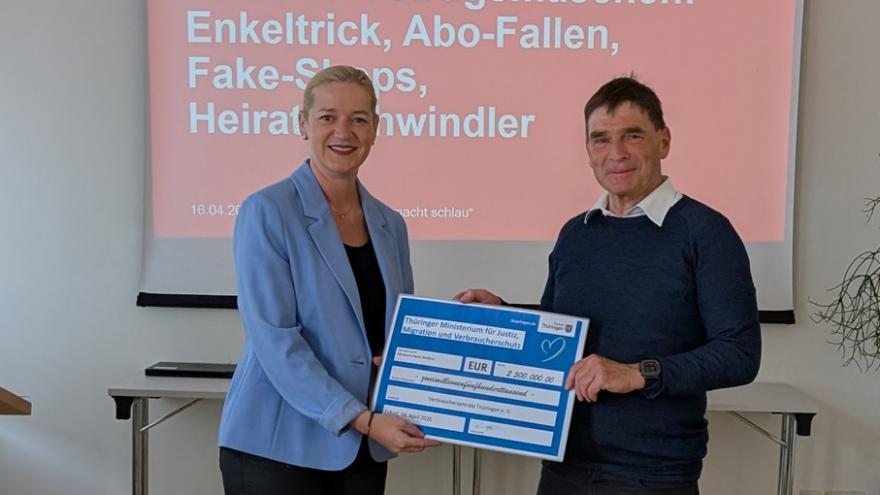 Thüringen Verbraucherschutzministerin Beate Meißner übergibt einen Scheck an Dr. Ralph Walther, Vorstand der Verbraucherzentrale Thüringen.