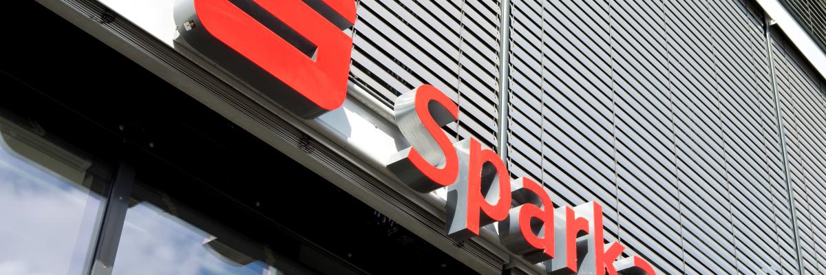 Ein Gebäude mit einem Sparkassen-Logo.