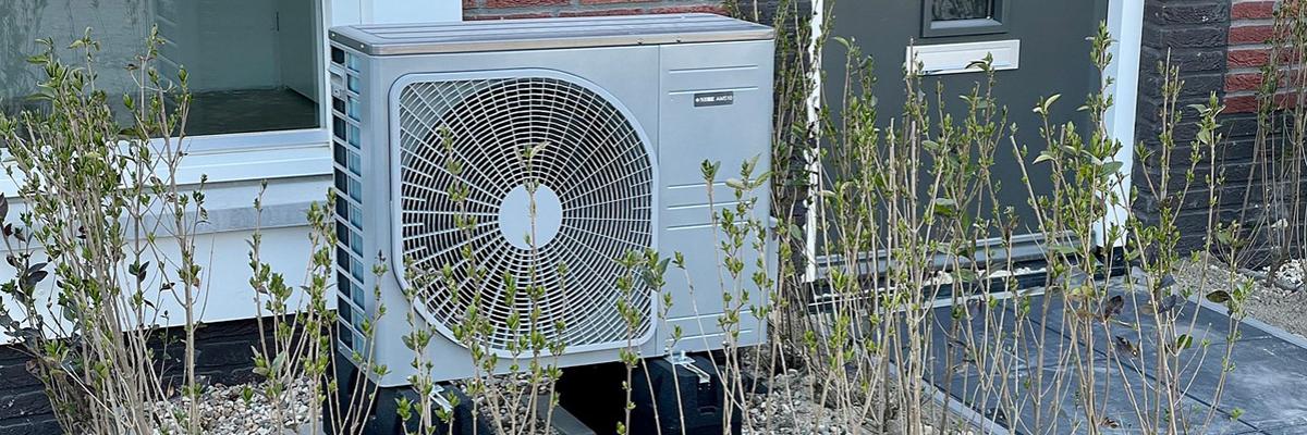 Wärmepumpe neben einer Haustür