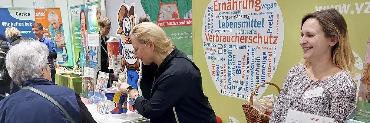 Eine Beraterin der Verbraucherzentrale auf der Thüringen Ausstellung