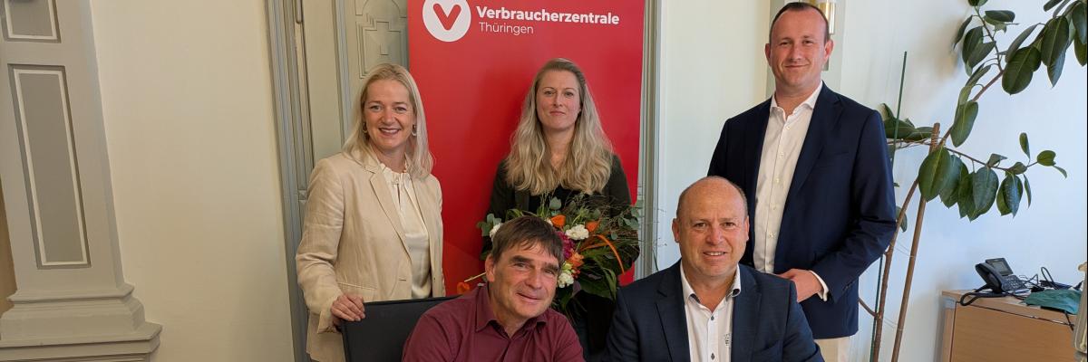Verbraucherschutzministerin Beate Meißner, Verbraucherzentrale Thüringen Vorstand Dr. Ralph Walther und der Schleizer Bürgermeister Marko Bias (vordere Reihe) bei der Eröffnung der Beratungsstelle Schleiz, im Beisein Beraterin Christine ten Venne und Christian Herrgott, Landrat des Saale-Orla-Kreises.