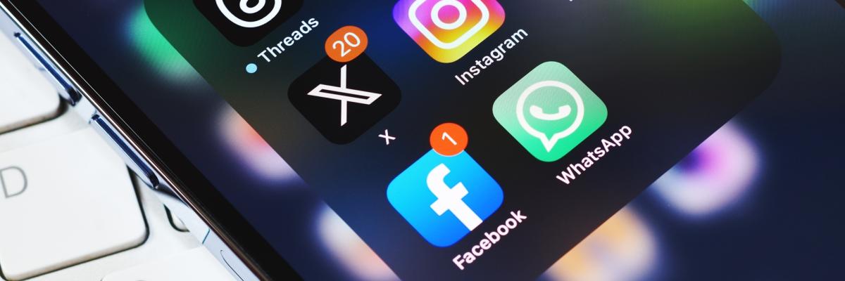 Ein Handy-Bildschirm zeigt verschiedene Apps von Meta an 