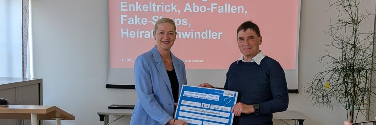 Thüringen Verbraucherschutzministerin Beate Meißner übergibt einen Scheck an Dr. Ralph Walther, Vorstand der Verbraucherzentrale Thüringen.