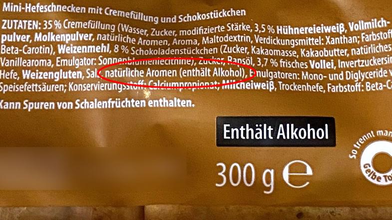 Zutatenliste einer Packung Hefeschnecken mit Kreis um die Worte "natürliche Aromen (enthält Alkohol)"