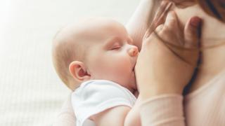 Baby an Brust der Mutter