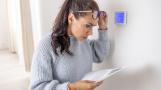 Eine Frau wundert sich über eine Rechnung