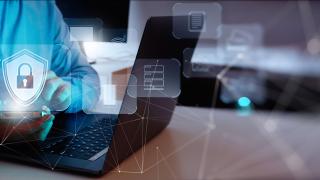 Ein Laptop ist virtuell mit einem Schloss gesichert.