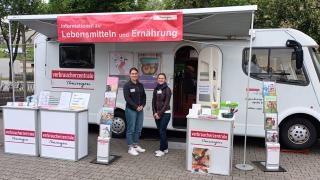 Das Infomobil der Verbraucherzentrale Thüringen steht bei einer Veranstaltung.