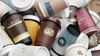 Viele Einweg-Kaffeebecher liegen auf einem Haufen.