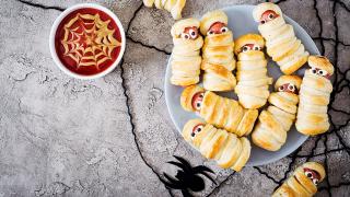 Würstchen im Schlafrock als kleine Mumien.