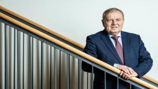 Ein Mann steht auf einer Treppe.