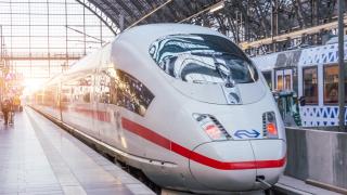 Ein ICE der Deutschen Bahn steht an einem Bahnsteig auf dem Frakfurter Hauptbahnhof.