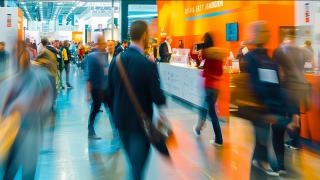 Unscharfe Bewegung von Menschen auf einer Messe. 