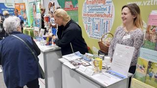Eine Beraterin der Verbraucherzentrale auf der Thüringen Ausstellung