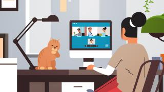 Eine Frau trifft sich in einem Video-Call mit Freunden.