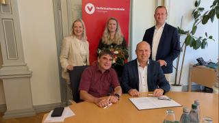 Verbraucherschutzministerin Beate Meißner, Verbraucherzentrale Thüringen Vorstand Dr. Ralph Walther und der Schleizer Bürgermeister Marko Bias (vordere Reihe) bei der Eröffnung der Beratungsstelle Schleiz, im Beisein Beraterin Christine ten Venne und Christian Herrgott, Landrat des Saale-Orla-Kreises.