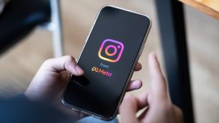 Smartphone, auf dem das Logo von Instagram abgebildet ist