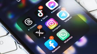 Ein Handy-Bildschirm zeigt verschiedene Apps von Meta an 