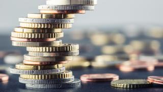 Ein Stapel Münzen liegt auf einem Tisch. 