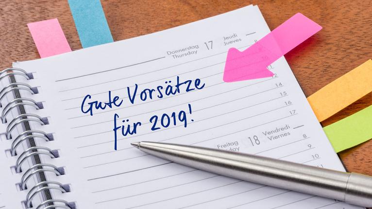 Auf einem Kalenderblatt steht die Überschrift "Gute Vorsätze für 2019!"